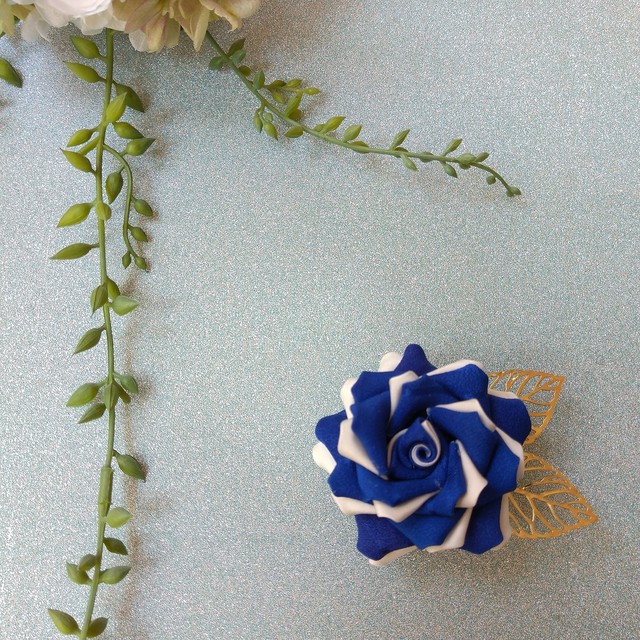 ブルーホワイト 二重庚申薔薇の2wayピン つまみ細工ローズはっち
