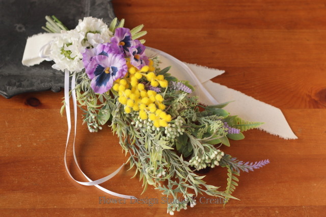 春のお花とミモザのスワッグ White アーティフィシャルフラワー パンジー スワッグ 春色 ラベンダー スカビオサ 花雑貨 Flower Design Studio K Create