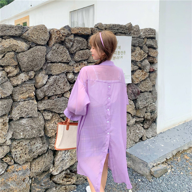 ペールトーンのロングシアーシャツ
