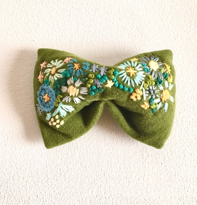 RED Profile 刺繍のブローチ・ガーデン