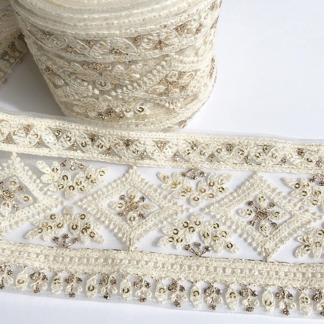 インド刺繍 リボン 小花 ダイヤ クリーム ジャスミン Ins 0003 刺繍リボンのお店 Triputopia トリップユートピア