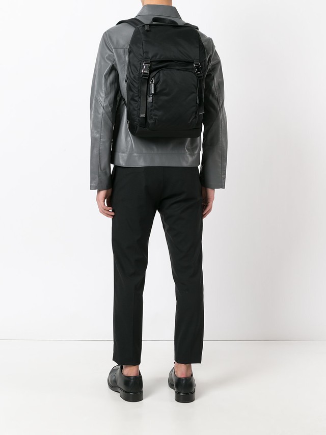 美品17万 Prada プラダ V135 ユニセックス大容量 ナイロン リュック バックパック ロックサック黒 使い勝手の良さで人気再燃の定番モデル Dearlive Tokyo ディアライブ東京