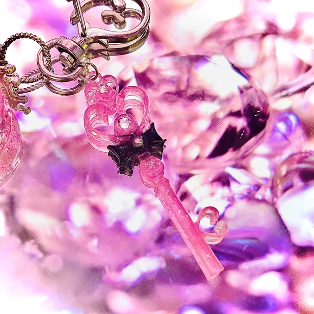 ʚmyuriさんとのコラボ 寂しがりなうさぎさんɞ キーホルダー 地雷 量産型 量産 ハート シャカシャカ ゆめかわいい 病みかわいい レジン ハンドメイド Nemnem メンヘラ キラキラ ラメ ピンク 鍵 シェイカー 羽 イラスト ウォーターシェイカー Nemnem