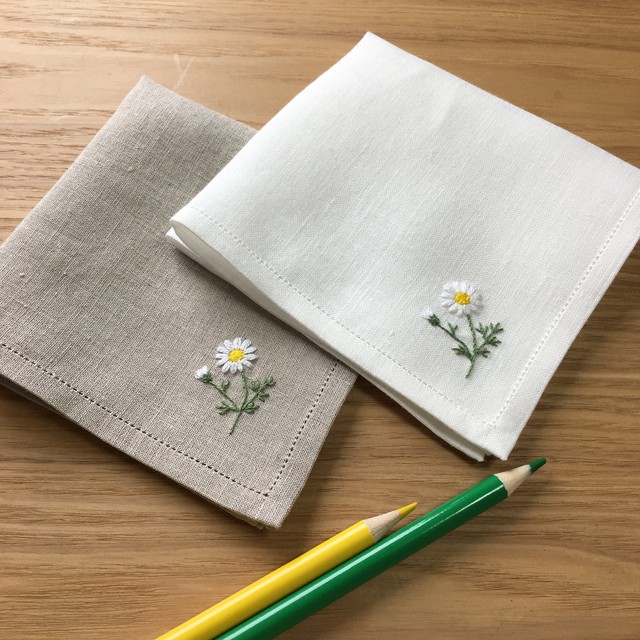 白いマーガレット 手刺繍仕立てのハンカチ ハンドメイド 刺繍 ハンカチ ハチの針