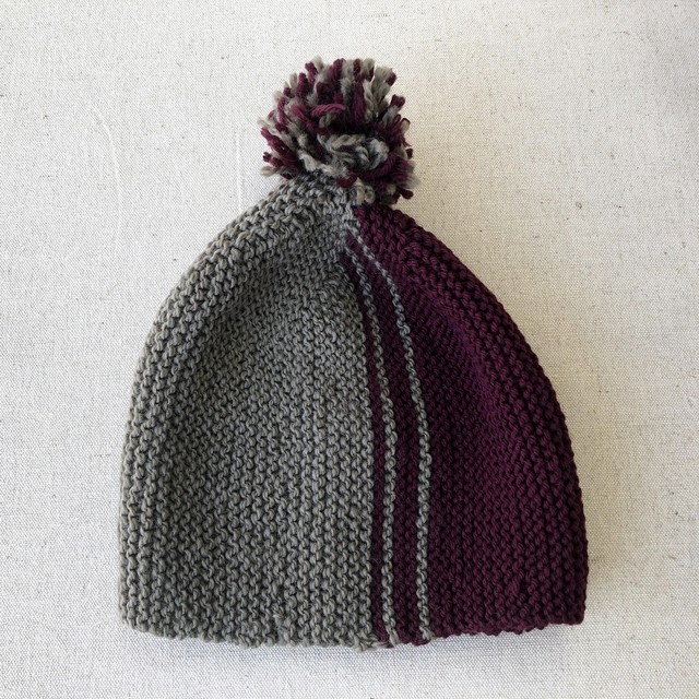 手編みの帽子８ ワインレッド グレー縞 限定数１ 東京子ども図書館