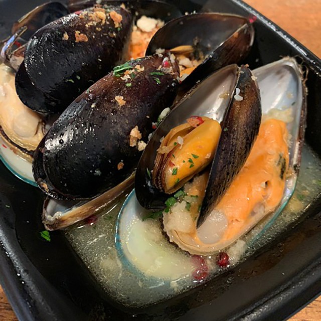 ムール貝とパーナ貝の白ワイン蒸し Algos Deli Hamburg