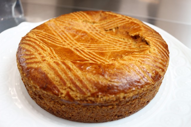 15cm 月替わりホールケーキ 1月 ガトー バスク アーモンドとカスタードの2種類のクリームをたっぷり詰め込んだ バスク地方の美味しい焼き菓子 Ajouternoriko