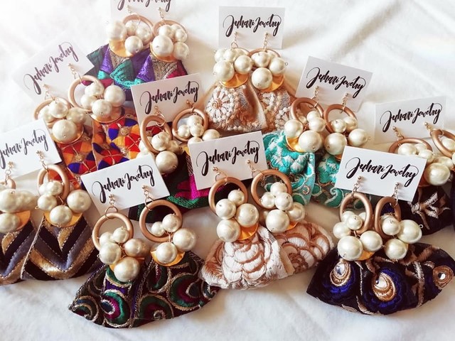 個性豊かなインド刺繍リボンを大胆に使用した、誰ともかぶらないデザインのピアスです。<br />
<br />
大粒コットンパールとゴールドコーティングされたウッドリングが刺繍リボンをさらに惹きたてます。<br />
<br />
大きいのに驚くほど軽く、派手で個性的なデザインなのにどんなファッションにも合わせやすいところもポイント高めです。<br />
<br />
※こちらのカートは2枚目の写真の物になります。<br />
他のリボンをご希望の方はお気軽にお問い合わせください。<br />
<br />
全長:約9.5㎝<br />
<br />
<br />
※ネジバネ式イヤリング変更無料です。<br />
備考欄に【イヤリング変更】とお書き添え下さい。<br />
<br />
金属アレルギー対応樹脂ピアス、サージカルステンレスピアス、14kgf、Silver925ピアスは別カートでの販売となりますので、必要な個数(1個=1ペア)をカートにお入れください。<br />
<br />
<br />
樹脂ピアス<br />
<a href=