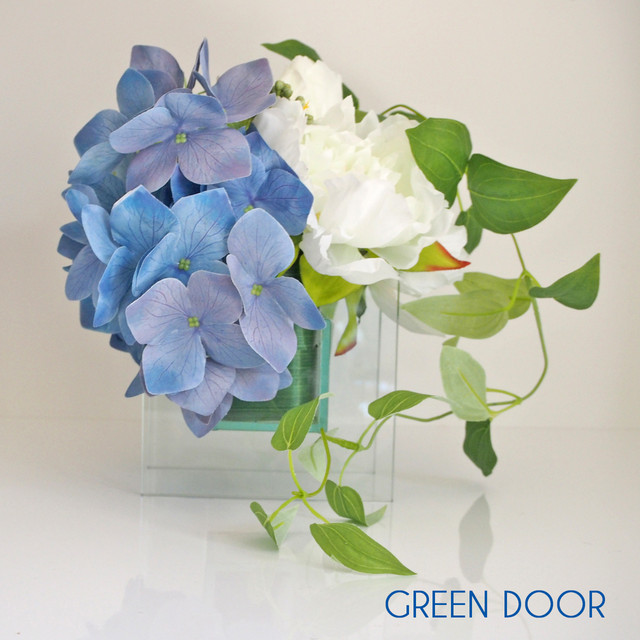 紫陽花アレンジメント モダンなガラスの花器を使って Green Door