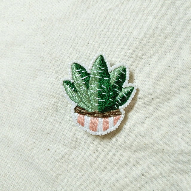 アロエの刺繍ブローチ Tiny Little Oasis アロエの刺繍ブローチ Tiny Little Oasis
