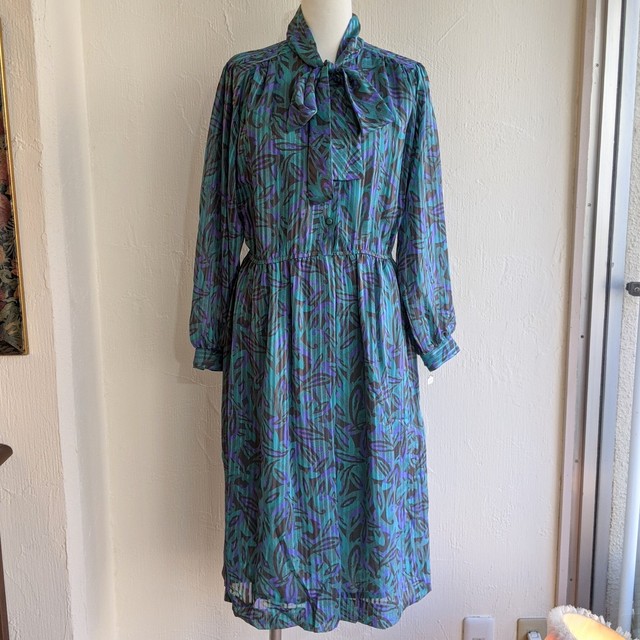 総柄ボウタイワンピース 古いモノとお洋服 ジジ Jiji Japan Vintage Shop 総柄ボウタイワンピース 古いモノとお洋服 ジジ Jiji Japan Vintage Shop