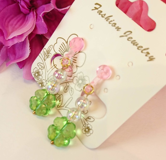 四つ葉のクローバー キッズイヤリング ハンドメイドピアス かわいいパールやゴールドの揺れるピアス Momochon