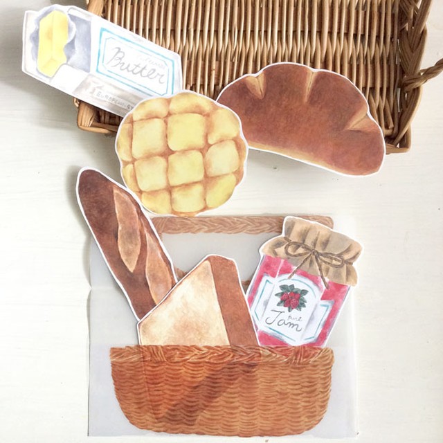 パン屋さんでお買い物するカード バスケット 封筒 と美味しいパン詰め合わせ Figpolkadot
