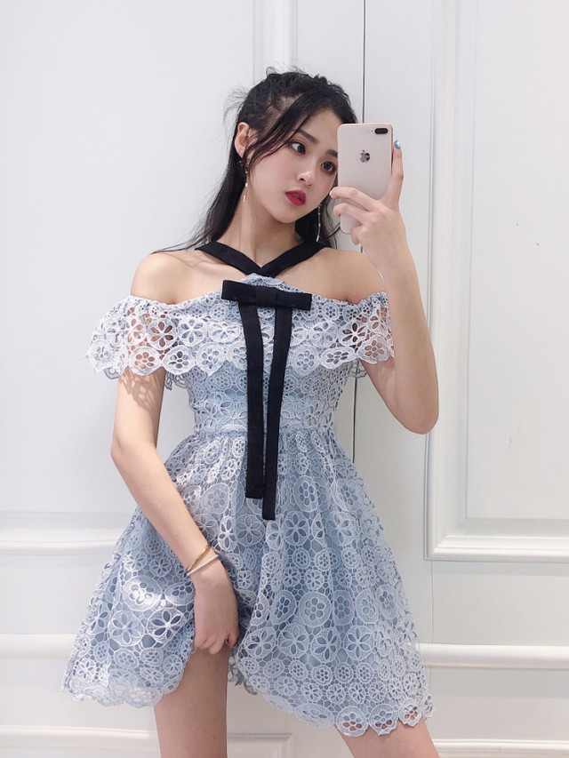 ワンピース 青 ピンク ドレス ワントーン オフショルダー ホルターネック レース 花柄 胸元リボン ハイウエスト 切り替え 脚長効果 スタイルアップ 可愛い キュート セクシー 大人 エレガント フェミニン ガーリー 春夏 パーティー 二次会 お呼ばれ オシャレ デート