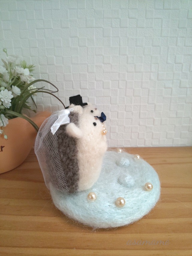 つぶらな瞳の臆病なハリネズミカップル リングピロー ライトブルー土台 羊毛フェルト Asamamet1