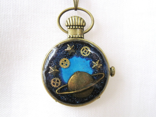 懐中時計型の宇宙と土星のネックレス 星の降る店