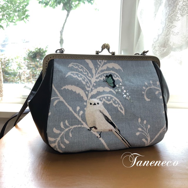販売終了taneneco手刺繍作品 シマエナガさんと蝶 のがま口バッグ Taneneco Shop