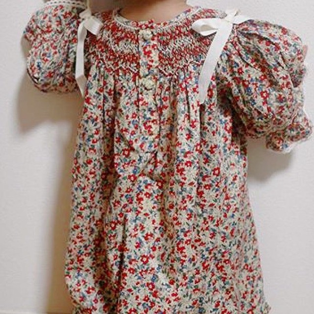 リバティ風 ベルスリーブ スモッキングワンピース クリスマス ビショップ Heart Spring スモッキングワンピースと可愛い子供服
