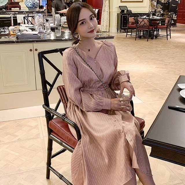 ワンピース サテン生地 フレアースカート パフスリーブ ウエストシェイプ ハイウエスト ひざ丈 Vネック ストライプ シングルブレスト 長袖 19夏 お出かけ 通勤 通学 デート 旅行 Quadrifolie クローバー