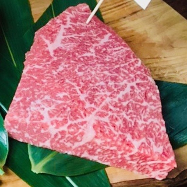 沖縄本島の黒毛和牛 もとぶ牛霜降り赤身肉 ステーキ用180g