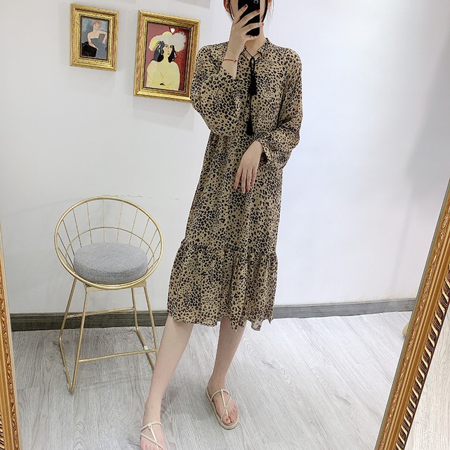 長袖 ワンピース かわいい 大人 秋 コーデ ひざ丈 ミモレ丈 ハイウエスト 体型カバー 襟 ネクタイ トレンド オルチャン レオパード柄 ヒョウ柄 お出かけ デート 女子会 お呼ばれ 着まわし うれしい キャミ付 Ukiukionepicec