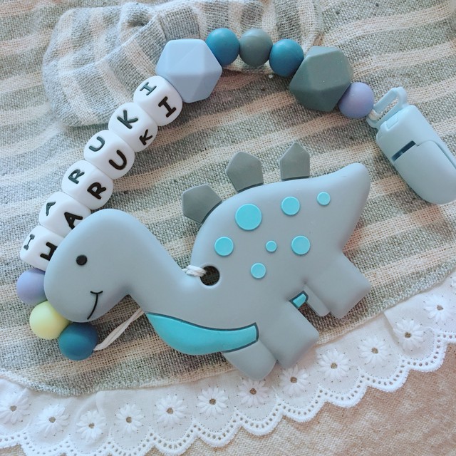 新作 名入れ恐竜歯固め おもちゃホルダー 天然木 シリコン 丸洗いタイプに変更可 Wantasista Swiny 名入れペット ベビーグッズ