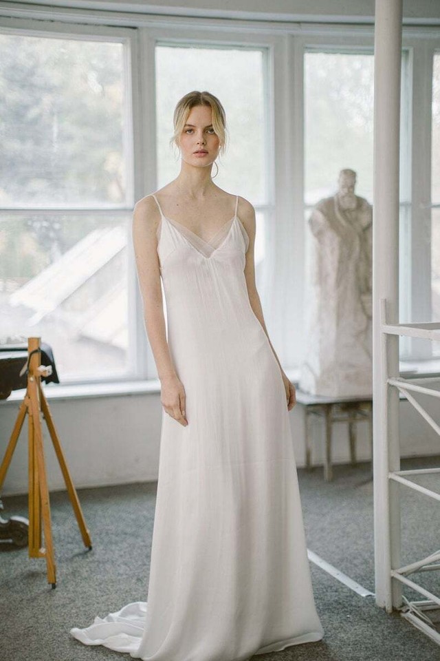 上品 ウエディングドレス ホワイト Vネック キャミソール スレンダーライン 憧れのドレス エレガント 可愛い シアーな美しさ Ynswedding23