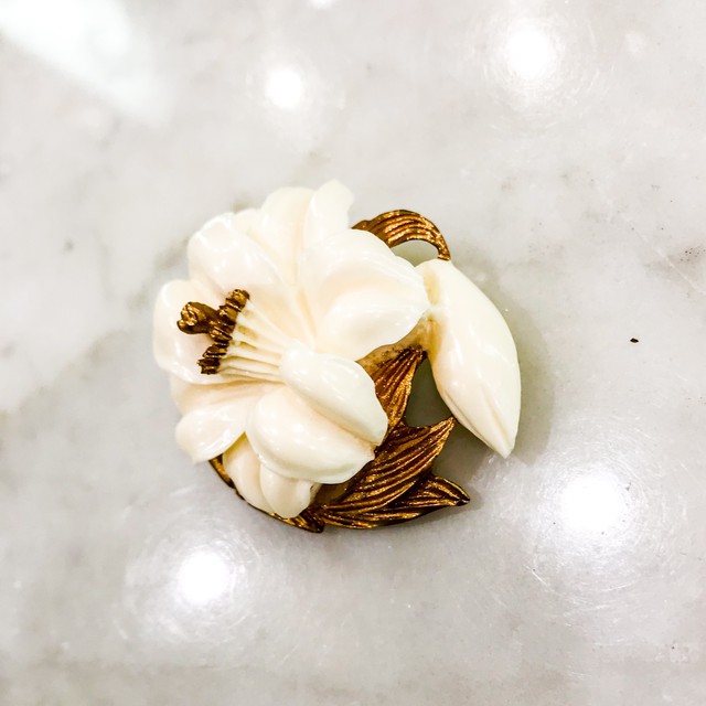 象牙色の樹脂に金彩 百合の花のブローチ Akio Mori