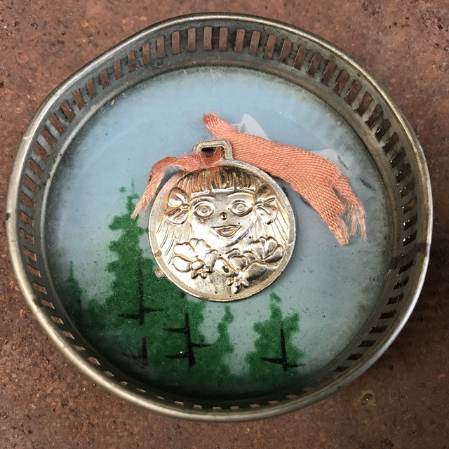 小さ可愛い グリコの古いおまけ 女の子のメダル 直径約2 5センチ 昭和2 30年代 レトロおもちゃ 実用外百貨店 レトロ珍品 モラトリアム