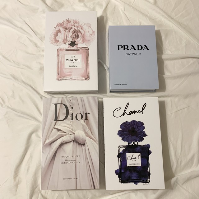 即納 送料無料 小物入れ 開閉式 Chanel Prada Dior ダミーブック 開くタイプ インテリア 韓国インテリア 北欧 お洒落 可愛い アクセサリー 収納 ハイブランド シャネル プラダ ディオール インテリアとお洋服 Cest Bon De Saison