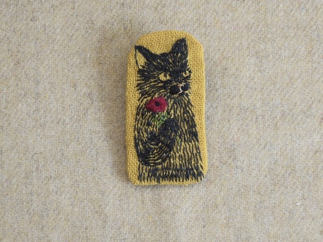 花を持つ黒猫のブローチ Mujokachka