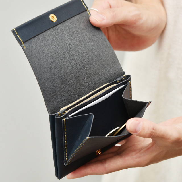 おでかけハーフウォレット ホワイト イタリア産牛革 顔料仕上げ キャッシュレス化にオススメな薄い小さいお財布 ミニマムなお出かけスタイル Caducカデュック