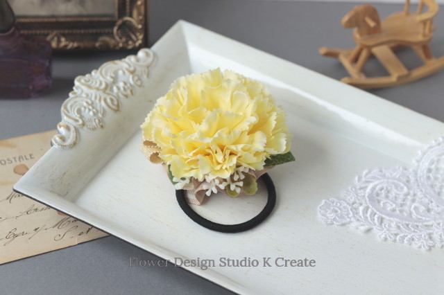 黄色いカーネーションのヘアゴム お花 ヘアゴム 髪飾り イエロー プレゼント ヘアアクセサリー Flower Design Studio K Create