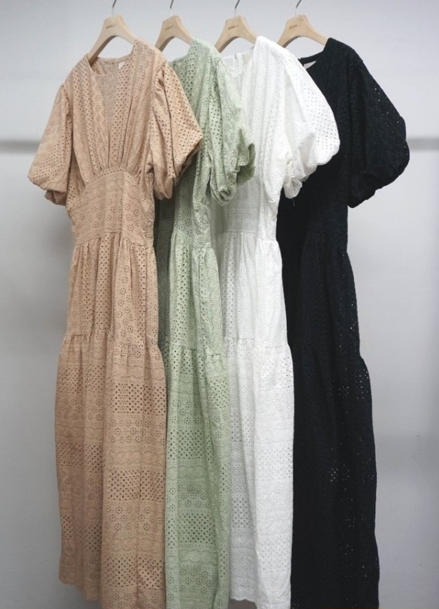 K パンチングレース ロングワンピース ロング丈 マキシワンピース マキシ丈 クルーネック 半袖ワンピース 半袖 パフスリーブ ボリューム袖 盛り袖 ハイウエスト 脚長効果 フレアワンピース フレアシルエット レース パンチング 大人可愛い ガーリー フェミニン