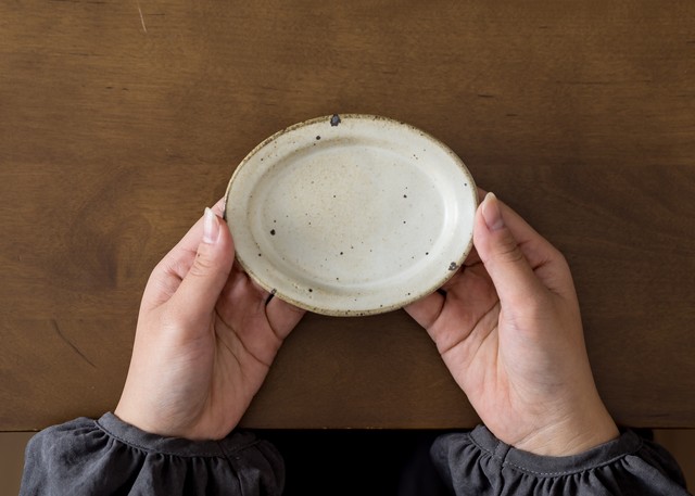 粉引き オーバル豆皿 (小皿・豆皿・取り皿・醤油皿)/くるり窯