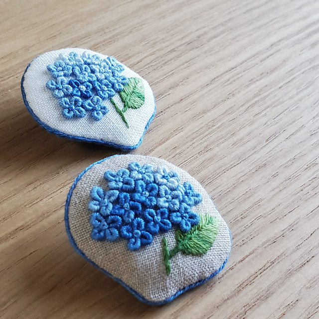 紫陽花の刺繍 ふっくらブローチ ハンドメイド 刺繍 ハンカチ ハチの針