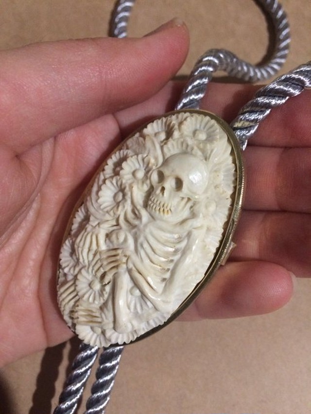 鹿角製人骨のループタイ 朝と夕べのメメント モリ Deer Bone Hai