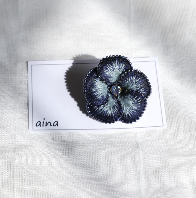 花の立体刺繍ブローチ Aina