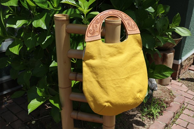 帆布とヌメ革のたまごトートバッグ イエロー 持ち手カービング Art Bali