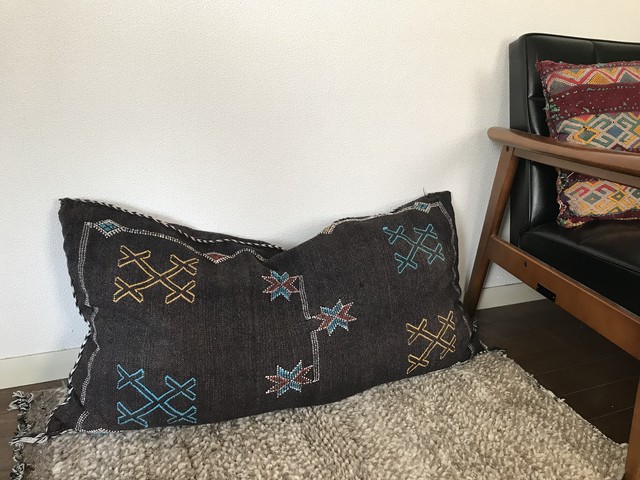 モロッコ カクタスシルクのロングクッションカバー 旅のカケラ