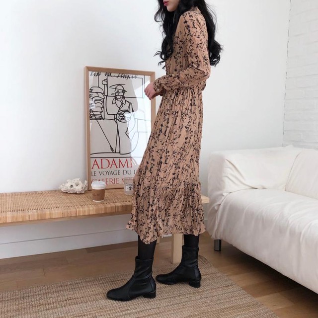 小花柄のプリーツワンピース プリーツワンピース 花柄 レトロ レディース 10代 代 30代 アラサー ワンサイズ ブラック ブラウン ホワイト ロング丈 マキシ丈 Vネック ハイウエスト ウエストマーク 脚長効果 シフォン 長袖 春 秋 Rb Z07 0003 Redbell