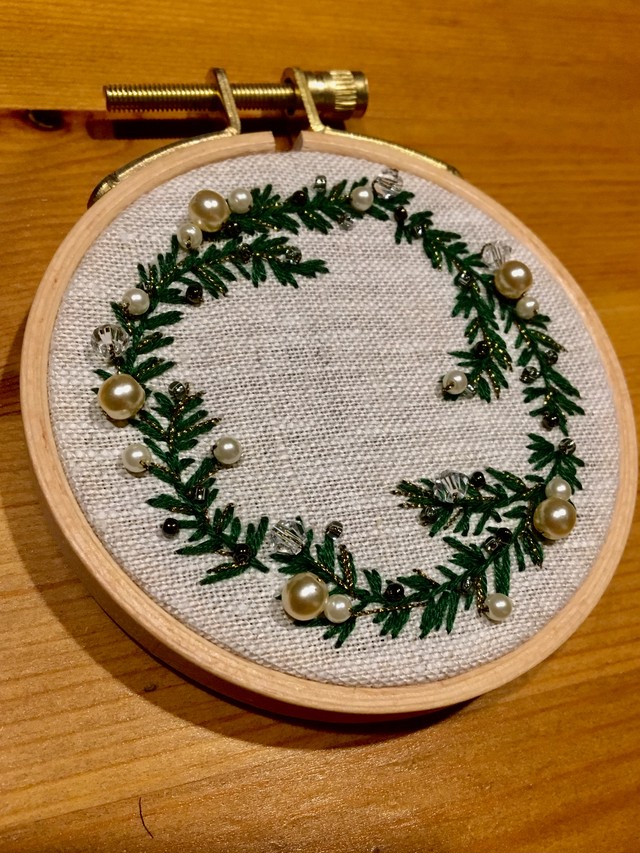 刺繍枠て飾るクリスマス パールリース Ankenta