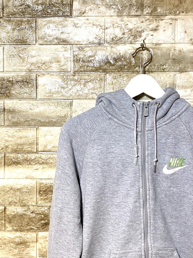 即納 ナイキ パーカー グレー レディース 古着 Nike マラソン ヒモ損傷 ロゴダメージ Lサイズ C Sugarz