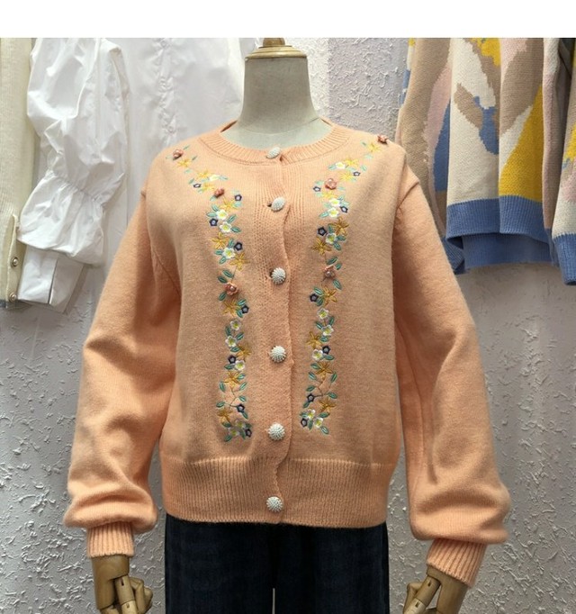 新品 パールボタン刺繍花柄ニットカーディガンセーター ロング スウィート 真珠 フラワーデザイン 韓国 オルチャン K Pop アイドル ジャケット スーツ ワンピース カーディガン ニット フーディー トレーナー キャミソール スカート シャツ ブラウス 5b K