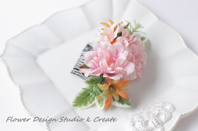 ピンクの薔薇とローズマリーのコーム 結婚式 浴衣 ピンク バラ オレンジ 髪飾り バラ Flower Design Studio K Create