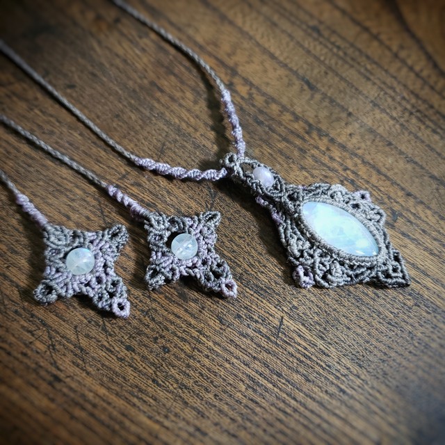 ムーンストーン のマクラメ編みネックレス 宝結 ホウユイ