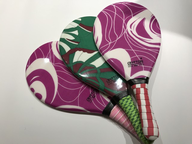 上級者 オシャレさん向け オシャレなイラスト一点物 Crypton Fibra Estampada 同じアルファベットで裏表の柄を紹介しています フレスコボールラケットストア