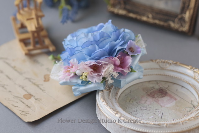 ブルーラナンキュラスと桜のコサージュ コサージュケース付き アーティフシャルフラワー コサージュ 水色 青 ブルー 入学式 卒業式 入園式 卒園式 Flower Design Studio K Create