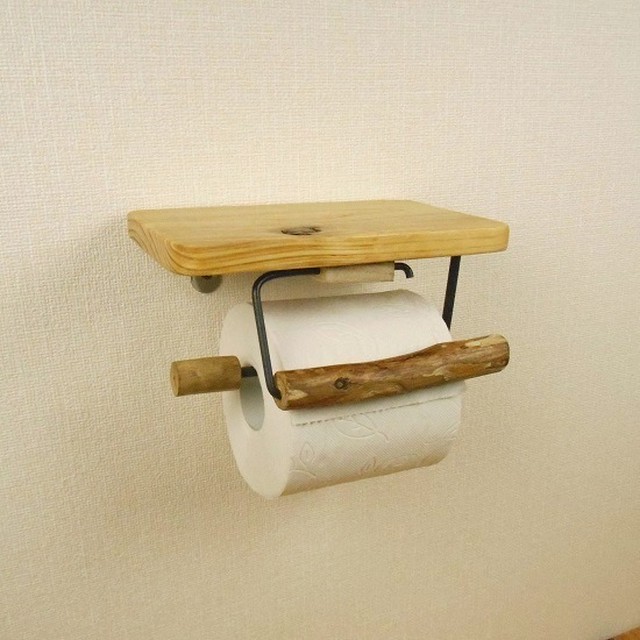 木製棚のトイレットペーパーホルダー流木のかわいい押さえ付き002 コロボックル工房