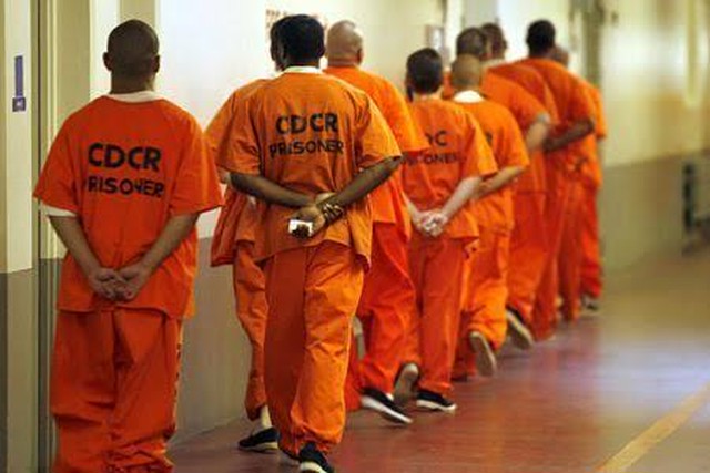25 オレンジ色 囚人服 オレンジ色 囚人服 意味